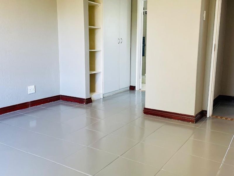 2 Bedroom Apartment For Sale in Bryanston, Sandton - Photo 6