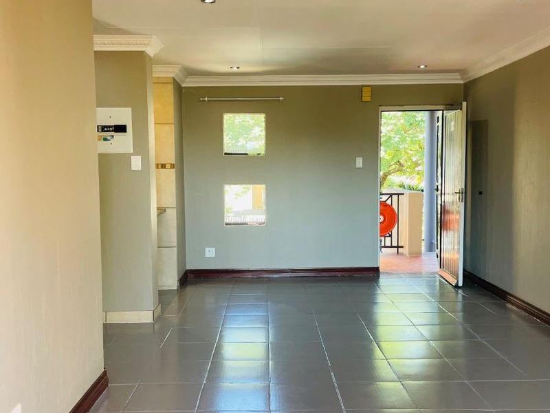 2 Bedroom Apartment For Sale in Bryanston, Sandton - Photo 2