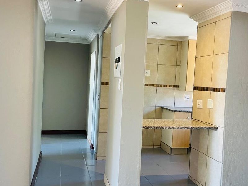 2 Bedroom Apartment For Sale in Bryanston, Sandton - Photo 3