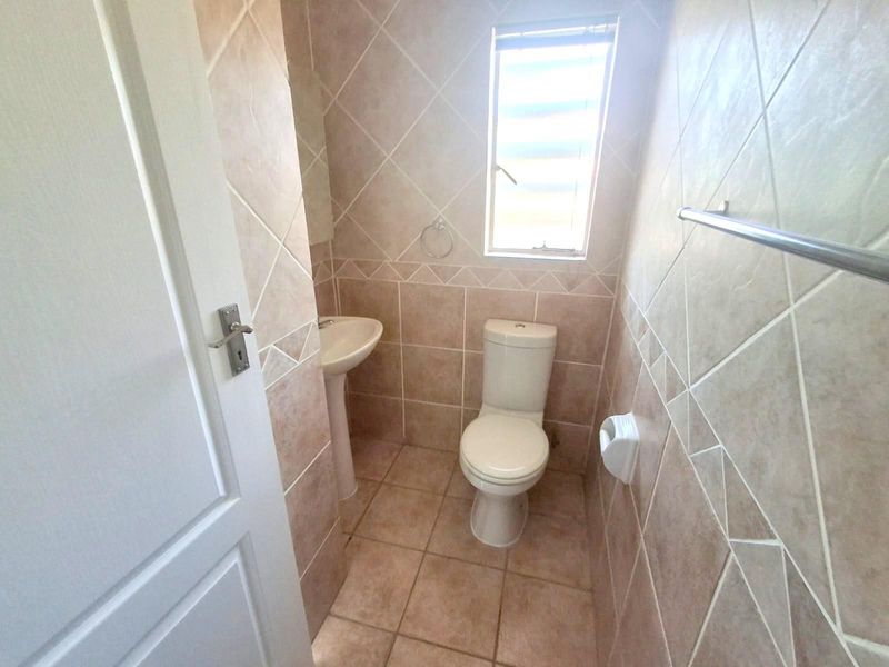 NEATEST HOME ON THE BLOCK- DUPLEX -PET FRIENDLY - Photo 9