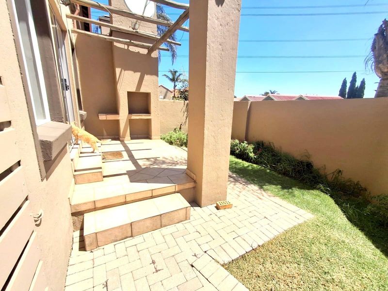 NEATEST HOME ON THE BLOCK- DUPLEX -PET FRIENDLY - Photo 2