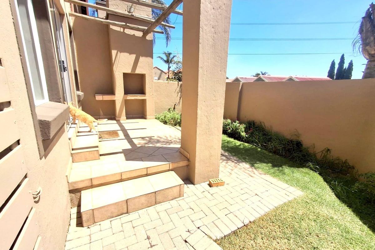 NEATEST HOME ON THE BLOCK- DUPLEX -PET FRIENDLY - Photo 2