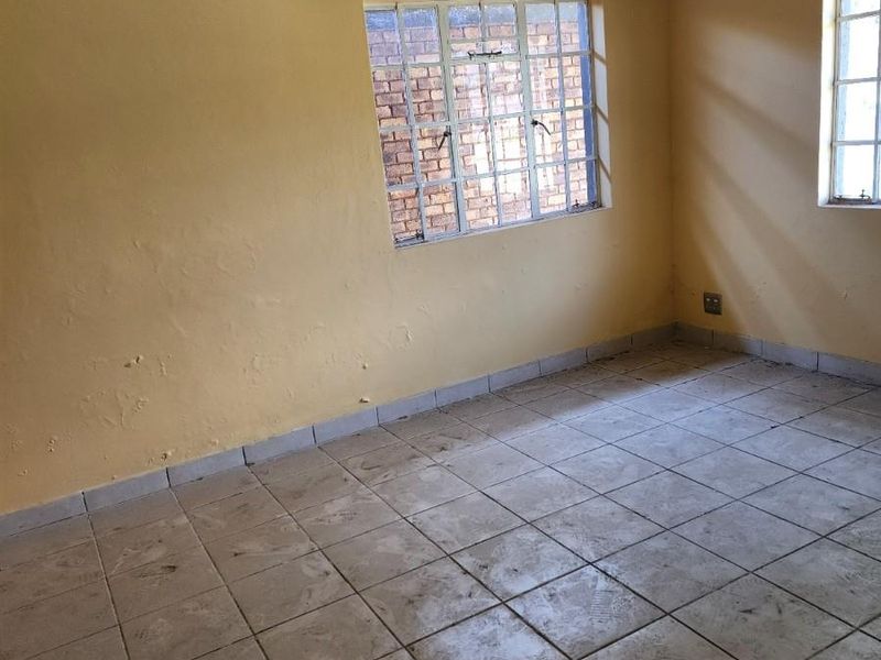 2 Bedroom Townhouse in Clover View, Benoni - Photo 9