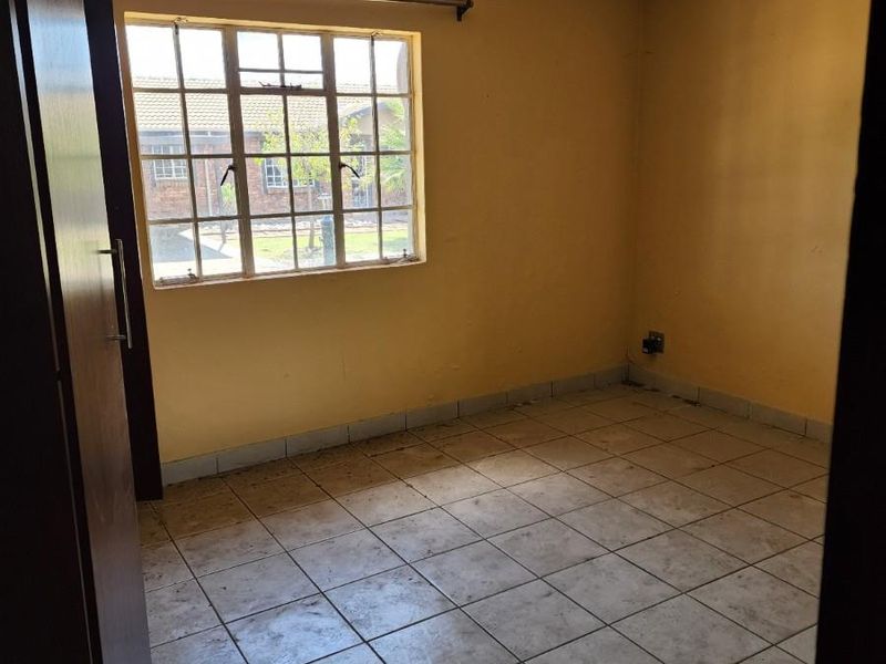 2 Bedroom Townhouse in Clover View, Benoni - Photo 8