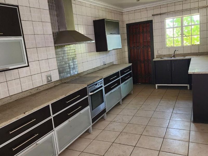 2 Bedroom Townhouse in Clover View, Benoni - Photo 7