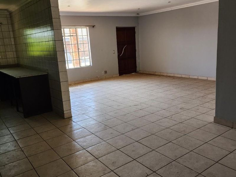 2 Bedroom Townhouse in Clover View, Benoni - Photo 6