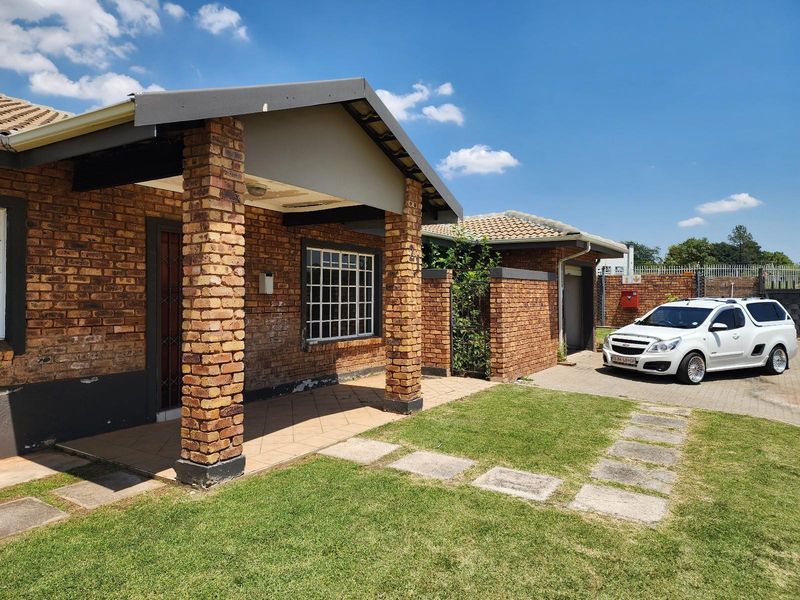 2 Bedroom Townhouse in Clover View, Benoni - Photo 2