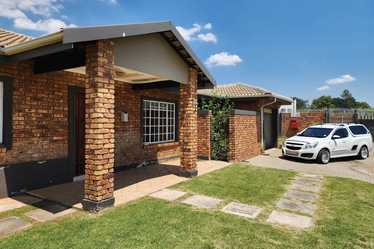 2 Bedroom Townhouse in Clover View, Benoni - Photo 2