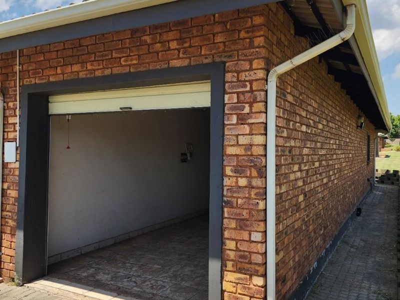 2 Bedroom Townhouse in Clover View, Benoni - Photo 4