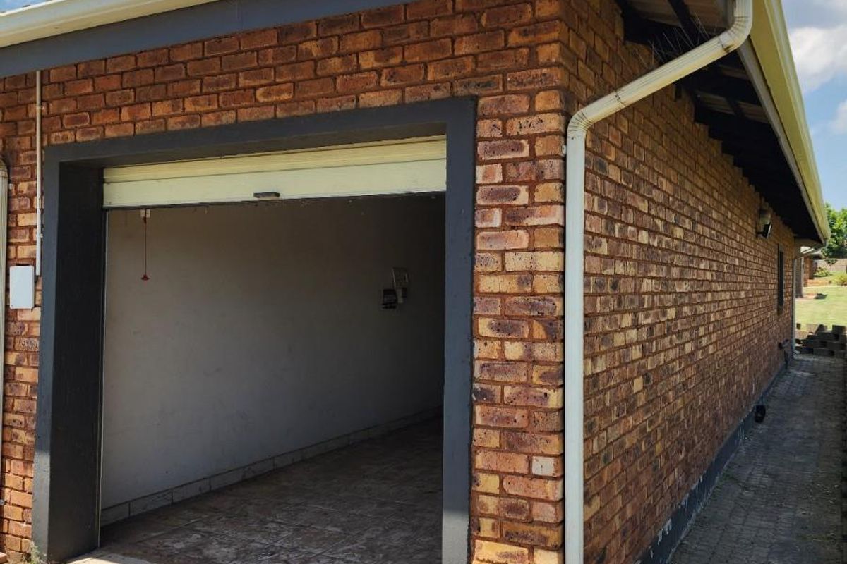 2 Bedroom Townhouse in Clover View, Benoni - Photo 4