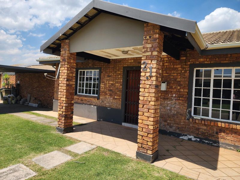 2 Bedroom Townhouse in Clover View, Benoni - Photo 3