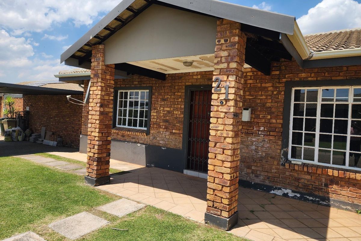 2 Bedroom Townhouse in Clover View, Benoni - Photo 3