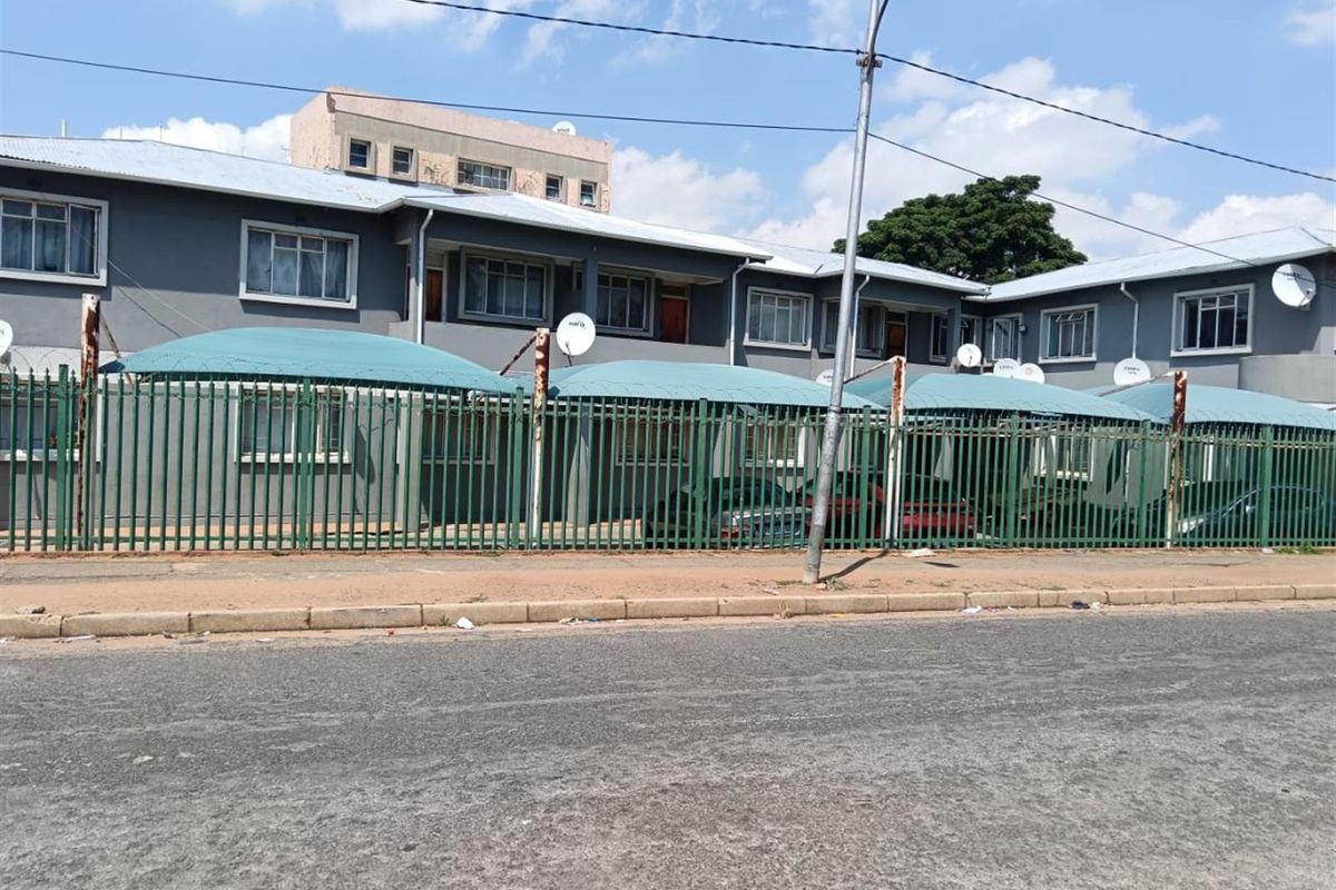Apartment For Sale in Florida, Roodepoort - Photo 2
