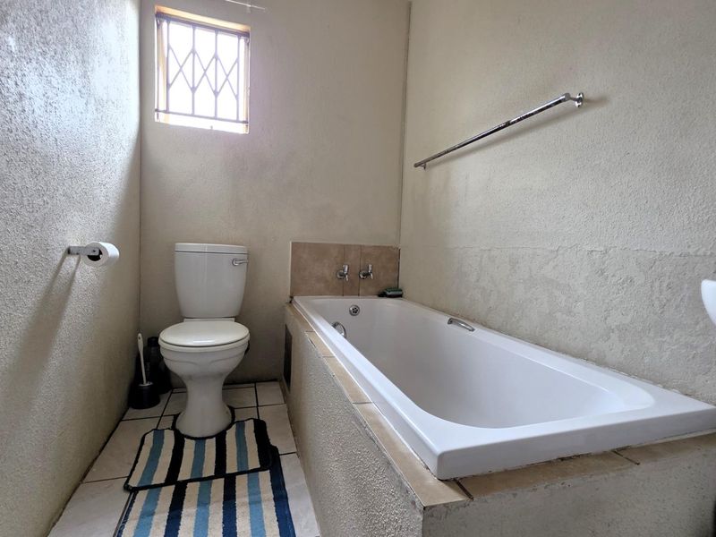 Affordable 3 Bedroom Home in Glenway Estate - Perfect for Families - Photo 10