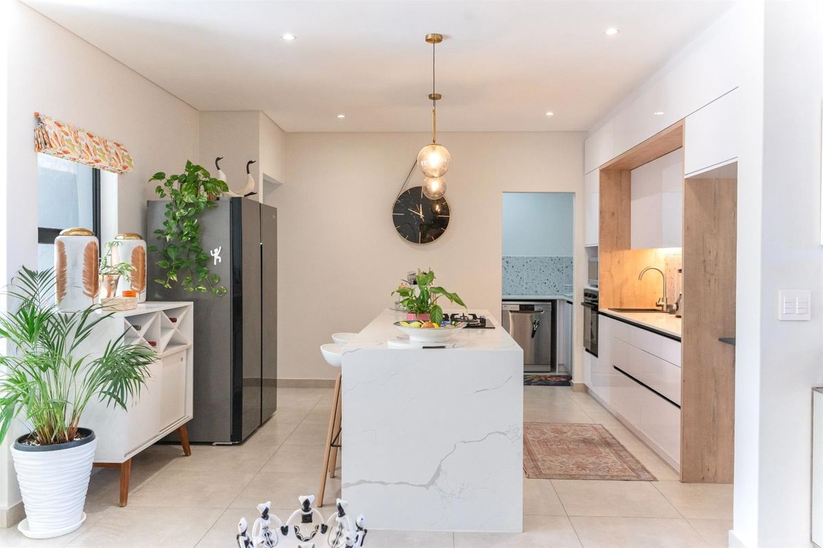 Contemporary 4-Bedroom Family Home with Luxury Finishes and a Stunning Entertainment Spaces - Photo 3