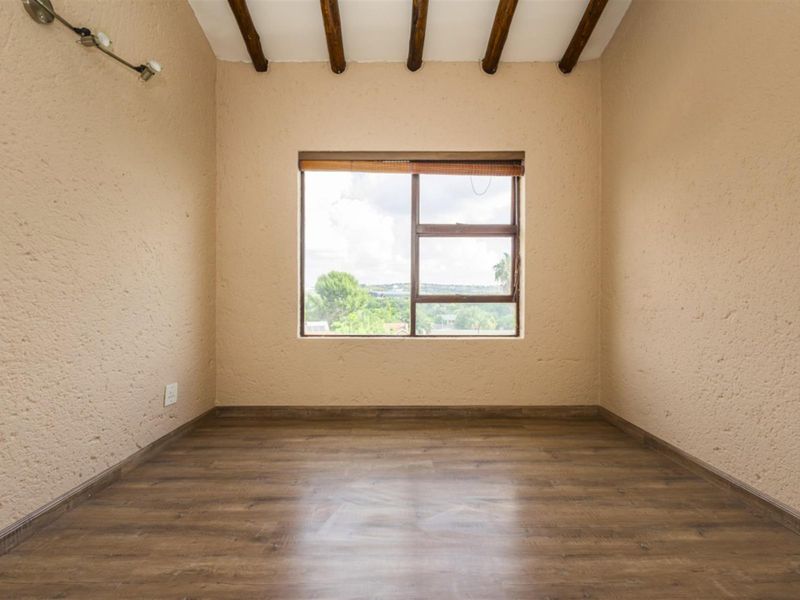 SPACIOUS UPSTAIRS UNIT- BALCONY- COMPLEX SWIMMING POOL AND JUNGLE GYM - Photo 9