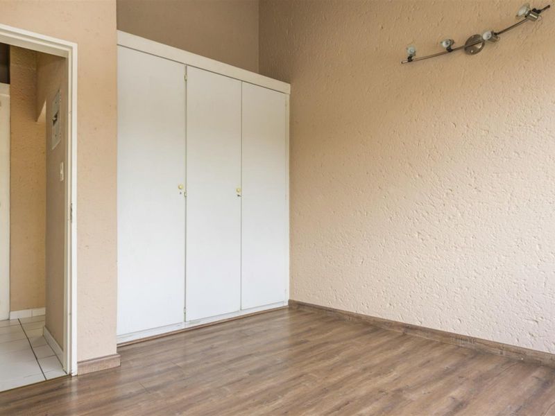 SPACIOUS UPSTAIRS UNIT- BALCONY- COMPLEX SWIMMING POOL AND JUNGLE GYM - Photo 10