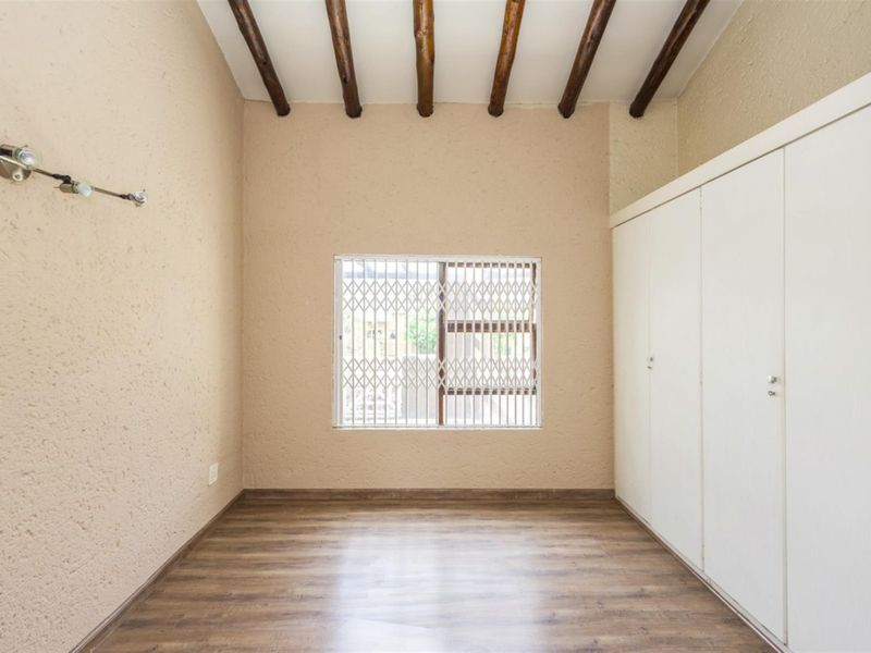 SPACIOUS UPSTAIRS UNIT- BALCONY- COMPLEX SWIMMING POOL AND JUNGLE GYM - Photo 7