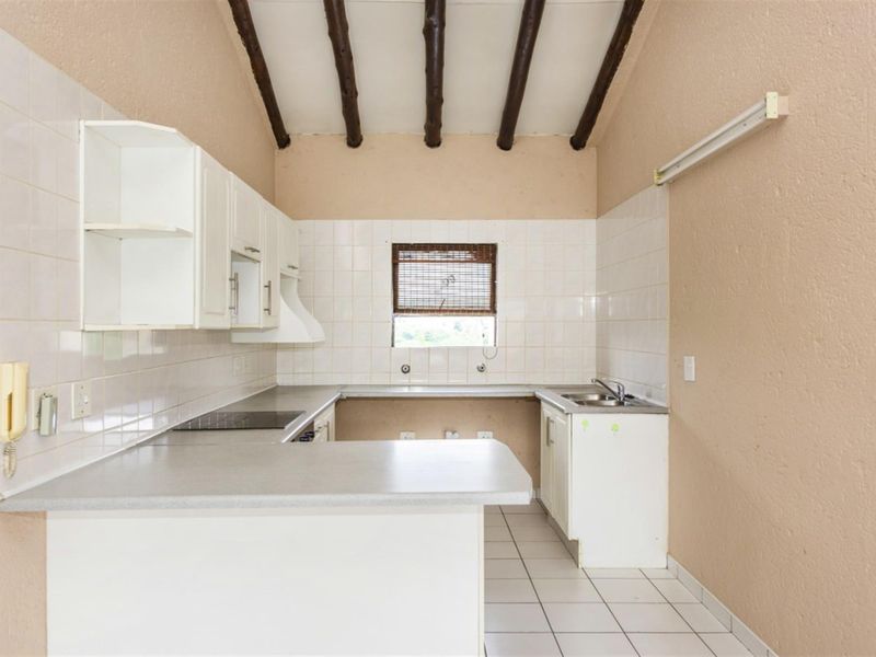 SPACIOUS UPSTAIRS UNIT- BALCONY- COMPLEX SWIMMING POOL AND JUNGLE GYM - Photo 3