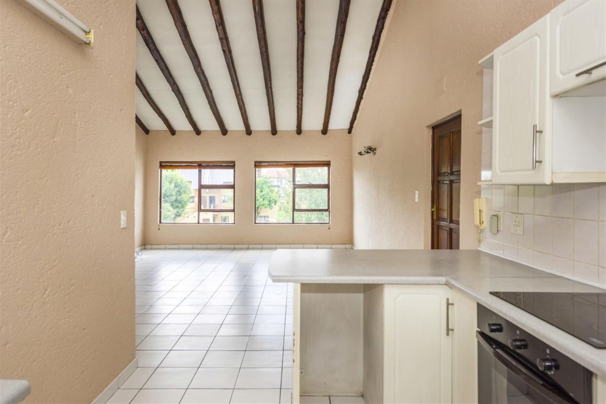 SPACIOUS UPSTAIRS UNIT- BALCONY- COMPLEX SWIMMING POOL AND JUNGLE GYM - Photo 2