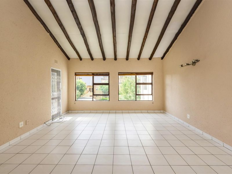 SPACIOUS UPSTAIRS UNIT- BALCONY- COMPLEX SWIMMING POOL AND JUNGLE GYM - Photo 5