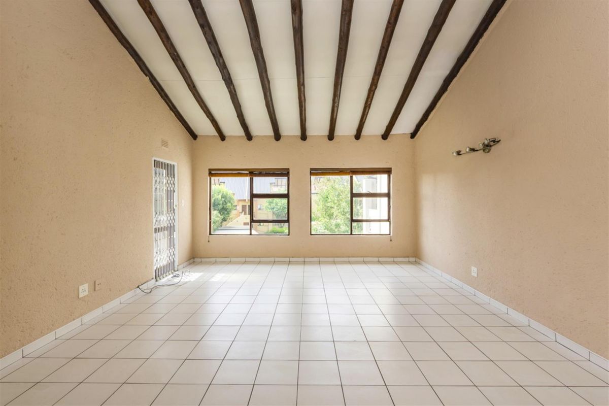 SPACIOUS UPSTAIRS UNIT- BALCONY- COMPLEX SWIMMING POOL AND JUNGLE GYM - Photo 5