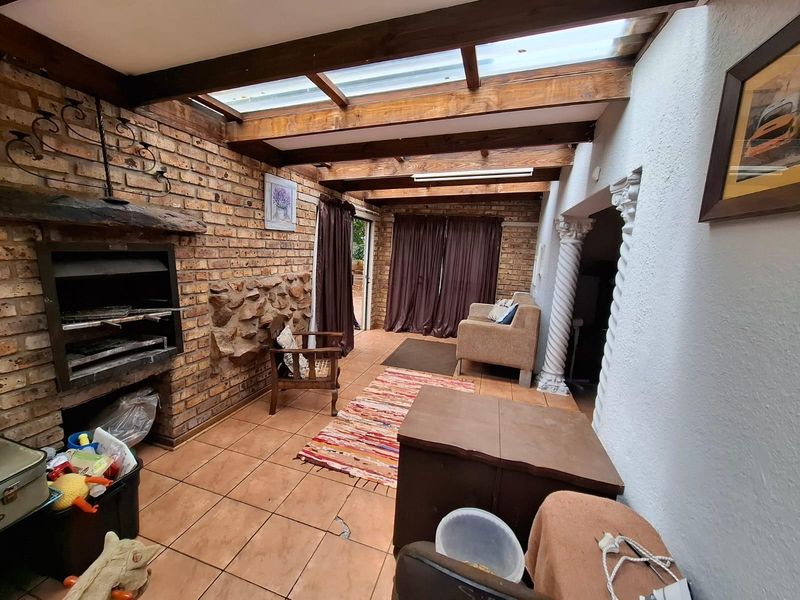 Comfortable Family Living with Great Entertainment Space - Photo 5