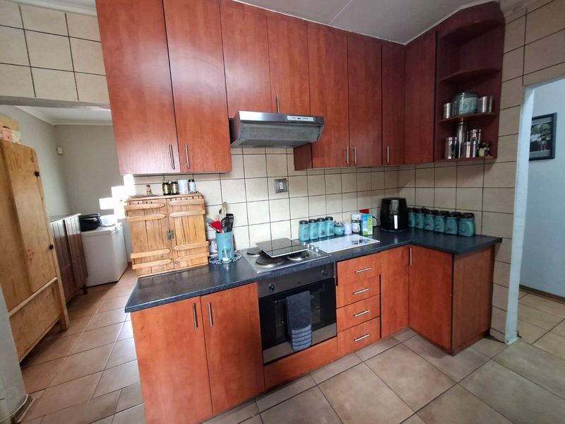 Comfortable Family Living with Great Entertainment Space - Photo 7