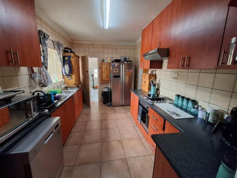 Comfortable Family Living with Great Entertainment Space - Photo 6