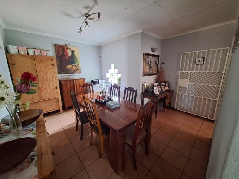 Comfortable Family Living with Great Entertainment Space - Photo 5