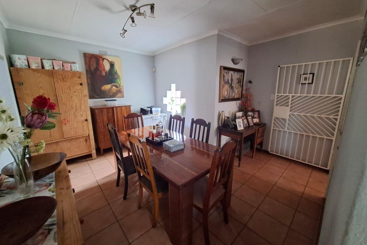 Comfortable Family Living with Great Entertainment Space - Photo 5
