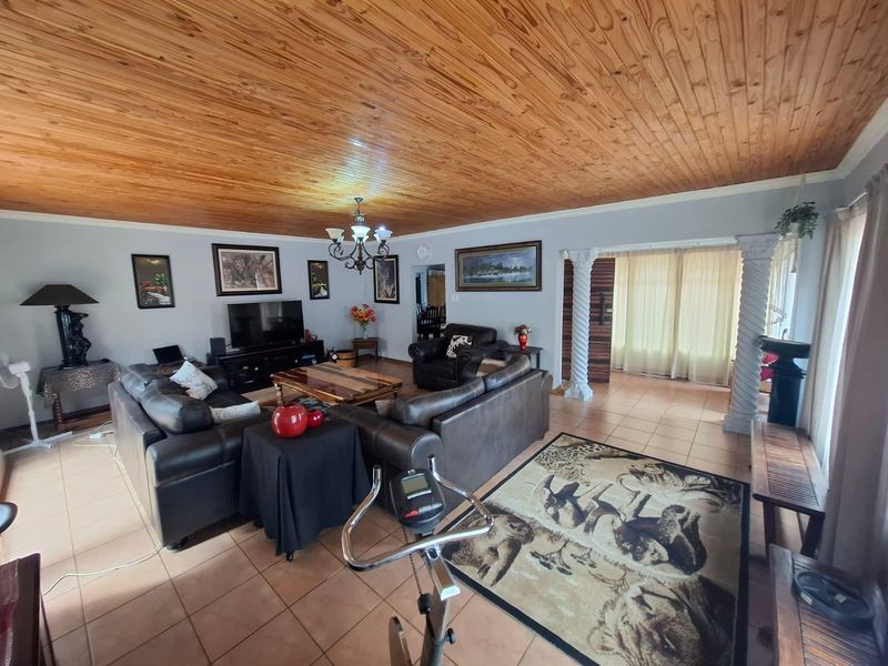 Comfortable Family Living with Great Entertainment Space - Photo 2