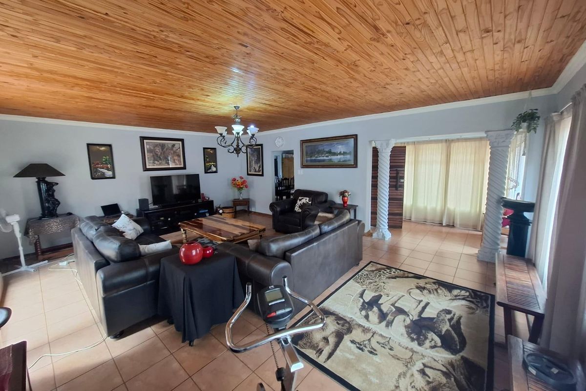 Comfortable Family Living with Great Entertainment Space - Photo 2