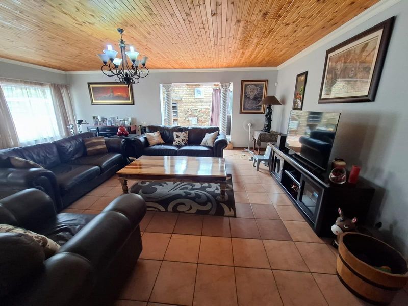 Comfortable Family Living with Great Entertainment Space - Photo 3