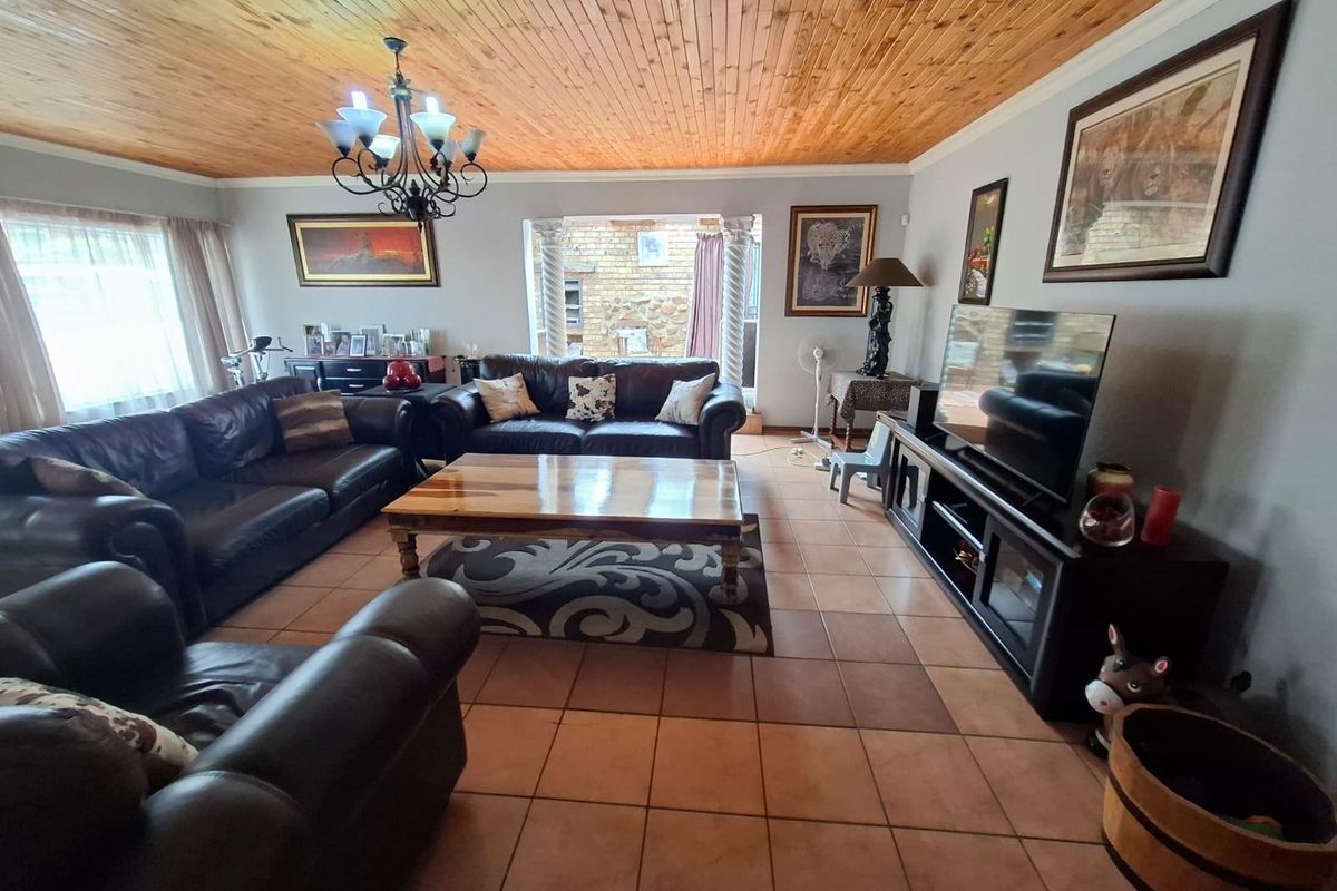 Comfortable Family Living with Great Entertainment Space - Photo 3