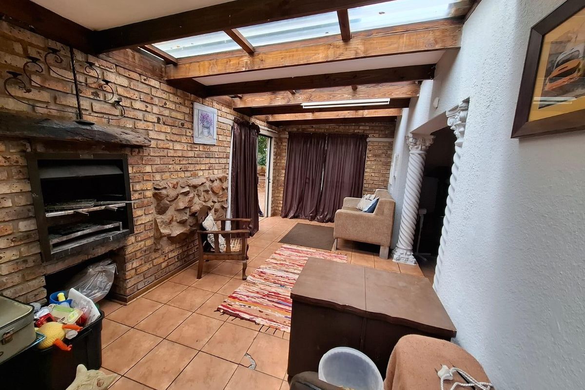 Comfortable Family Living with Great Entertainment Space - Photo 4