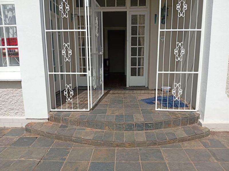 Prime Double-Storey 4-Bedroom Family Home with Pool Opposite Queens College Senior - Komani - Photo 3