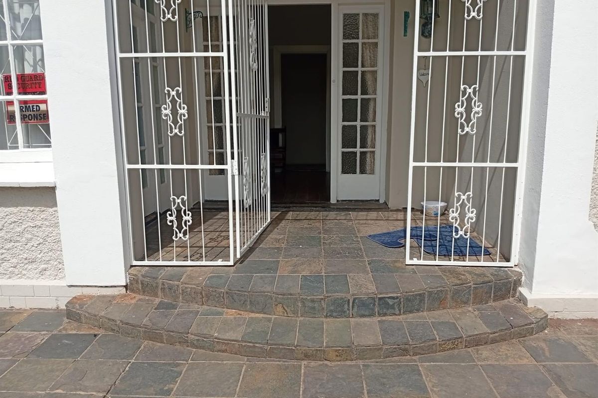 Prime Double-Storey 4-Bedroom Family Home with Pool Opposite Queens College Senior - Komani - Photo 3