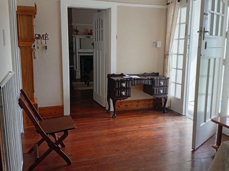 Prime Double-Storey 4-Bedroom Family Home with Pool Opposite Queens College Senior - Komani - Photo 5