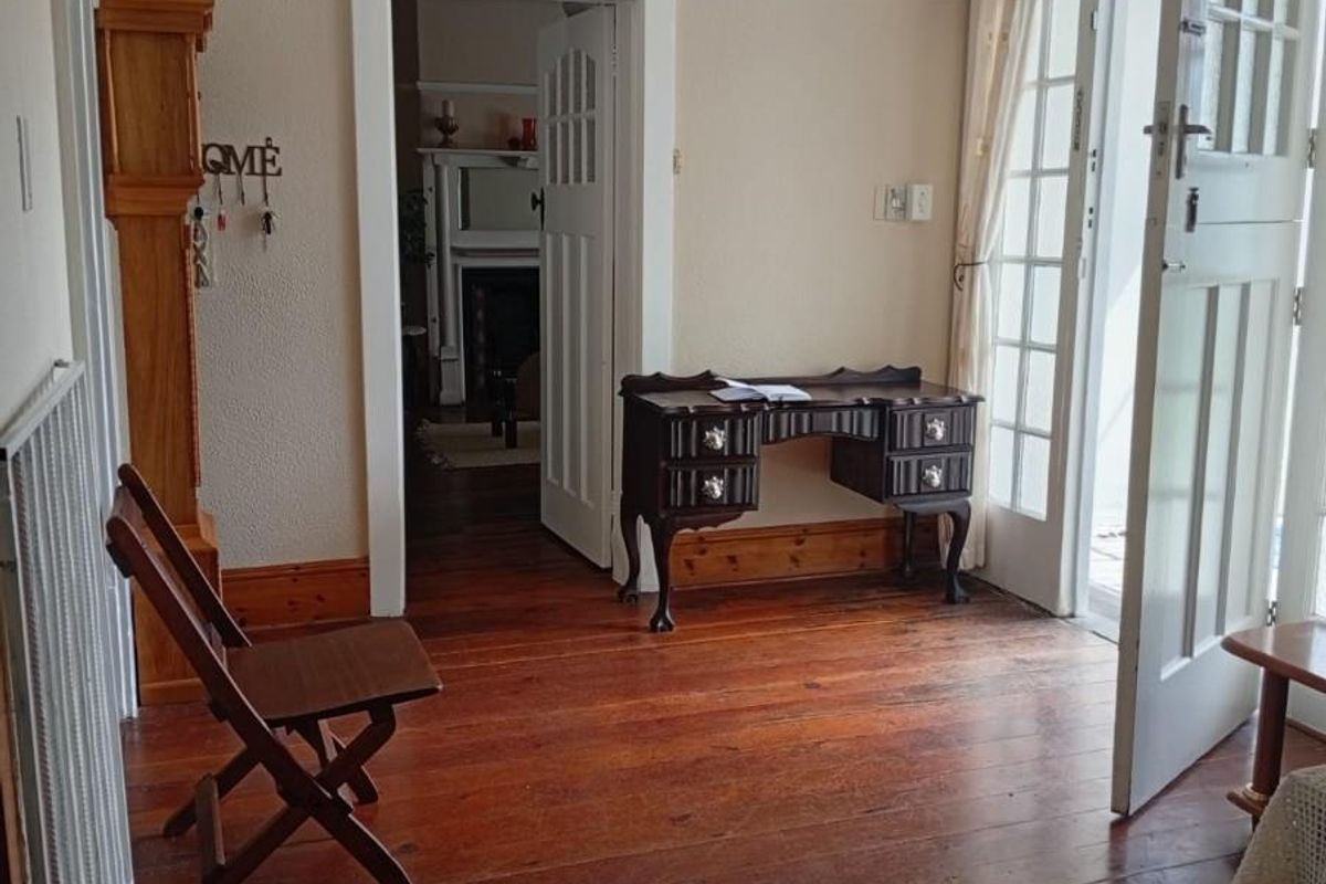 Prime Double-Storey 4-Bedroom Family Home with Pool Opposite Queens College Senior - Komani - Photo 5