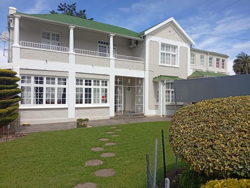 Prime Double-Storey 4-Bedroom Family Home with Pool Opposite Queens College Senior - Komani - Photo 2