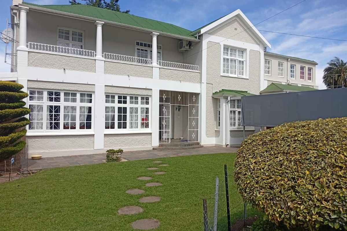 Prime Double-Storey 4-Bedroom Family Home with Pool Opposite Queens College Senior - Komani - Photo 2