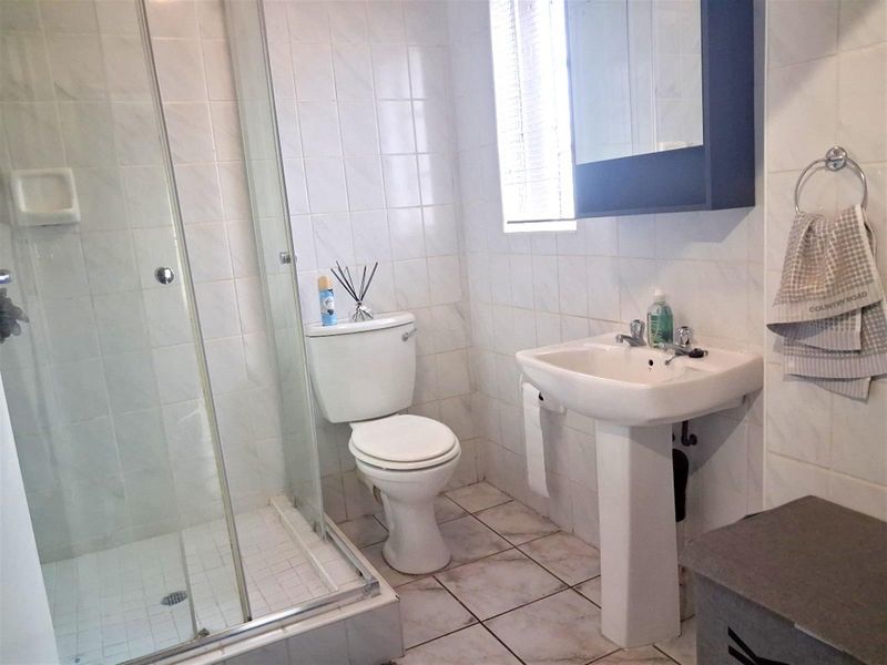 UPSTAIRS 2 BEDROOM UNIT- SECURE COMPLEX- BOOMED SUBURB - Photo 8