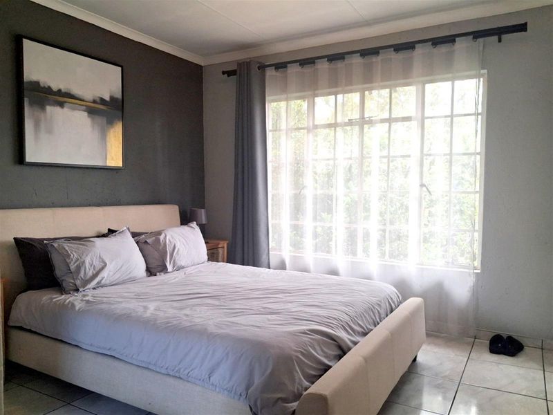 UPSTAIRS 2 BEDROOM UNIT- SECURE COMPLEX- BOOMED SUBURB - Photo 7