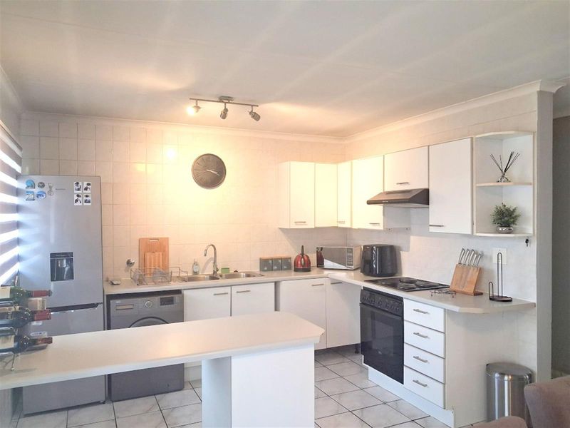 UPSTAIRS 2 BEDROOM UNIT- SECURE COMPLEX- BOOMED SUBURB - Photo 6