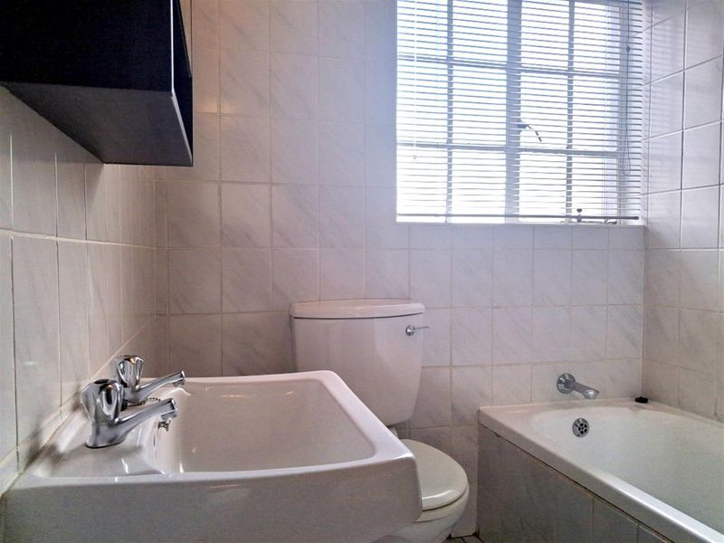 UPSTAIRS 2 BEDROOM UNIT- SECURE COMPLEX- BOOMED SUBURB - Photo 10