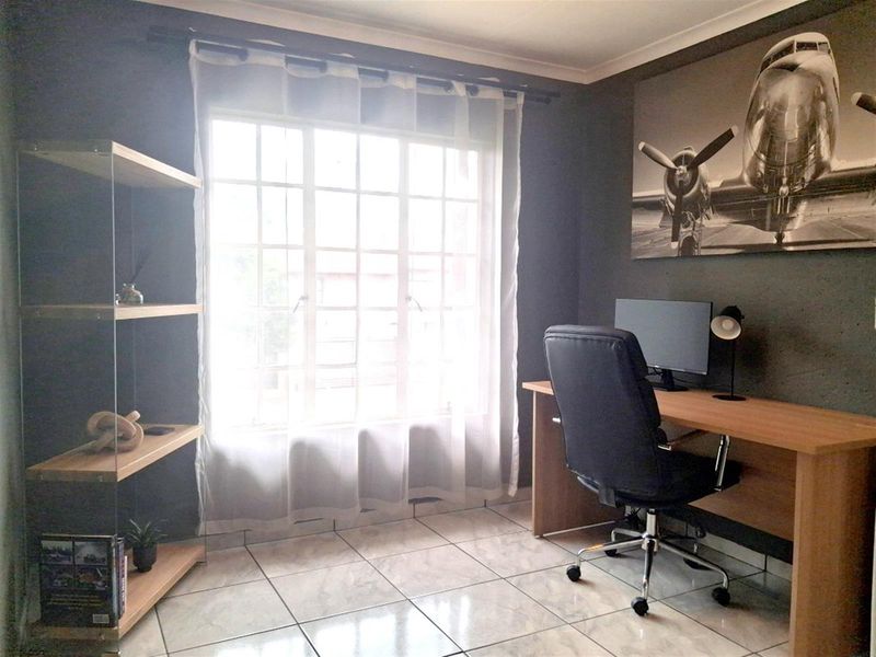 UPSTAIRS 2 BEDROOM UNIT- SECURE COMPLEX- BOOMED SUBURB - Photo 9