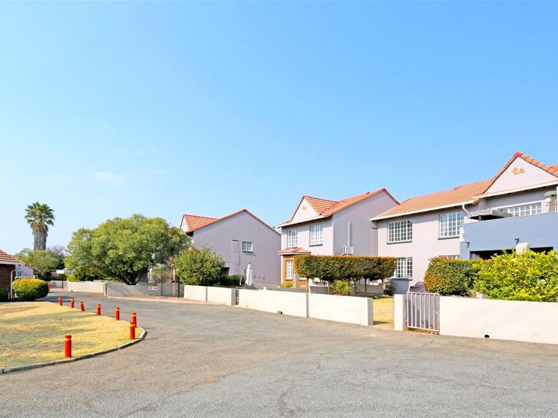 UPSTAIRS 2 BEDROOM UNIT- SECURE COMPLEX- BOOMED SUBURB - Photo 3