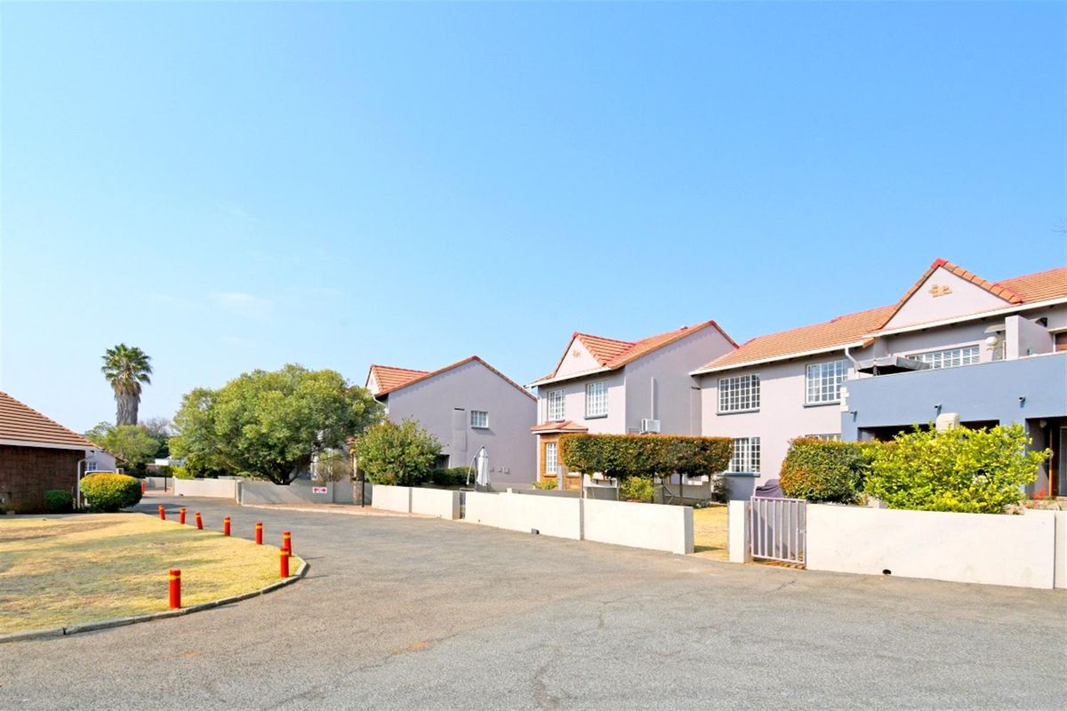 UPSTAIRS 2 BEDROOM UNIT- SECURE COMPLEX- BOOMED SUBURB - Photo 3