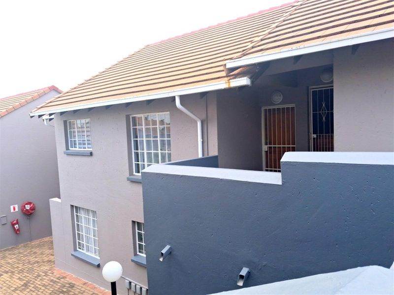 UPSTAIRS 2 BEDROOM UNIT- SECURE COMPLEX- BOOMED SUBURB - Photo 2